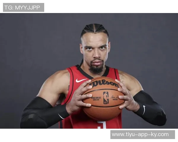 布克谈狄龙关键时刻表现称球队希望他持续带来积极能量