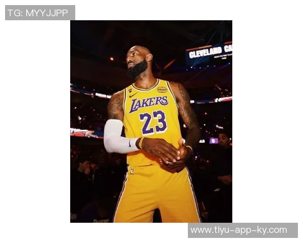 詹姆斯赛后采访时佩戴骑士冠军戒指展现永恒荣耀与不屈精神